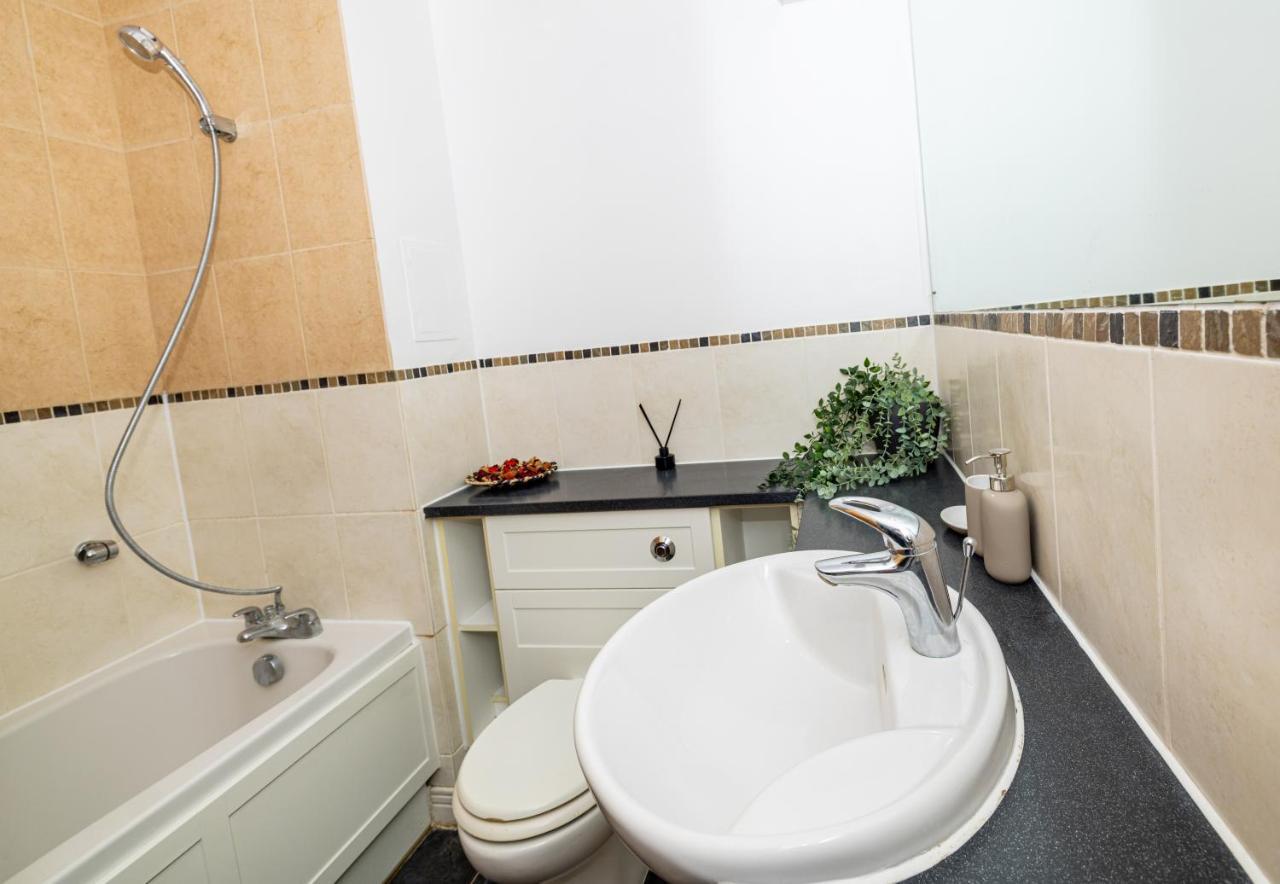 Two Bed Apartment Near Canary Wharf London Exterior photo
